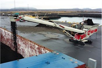 Are link conveyors suitable for wet environments?